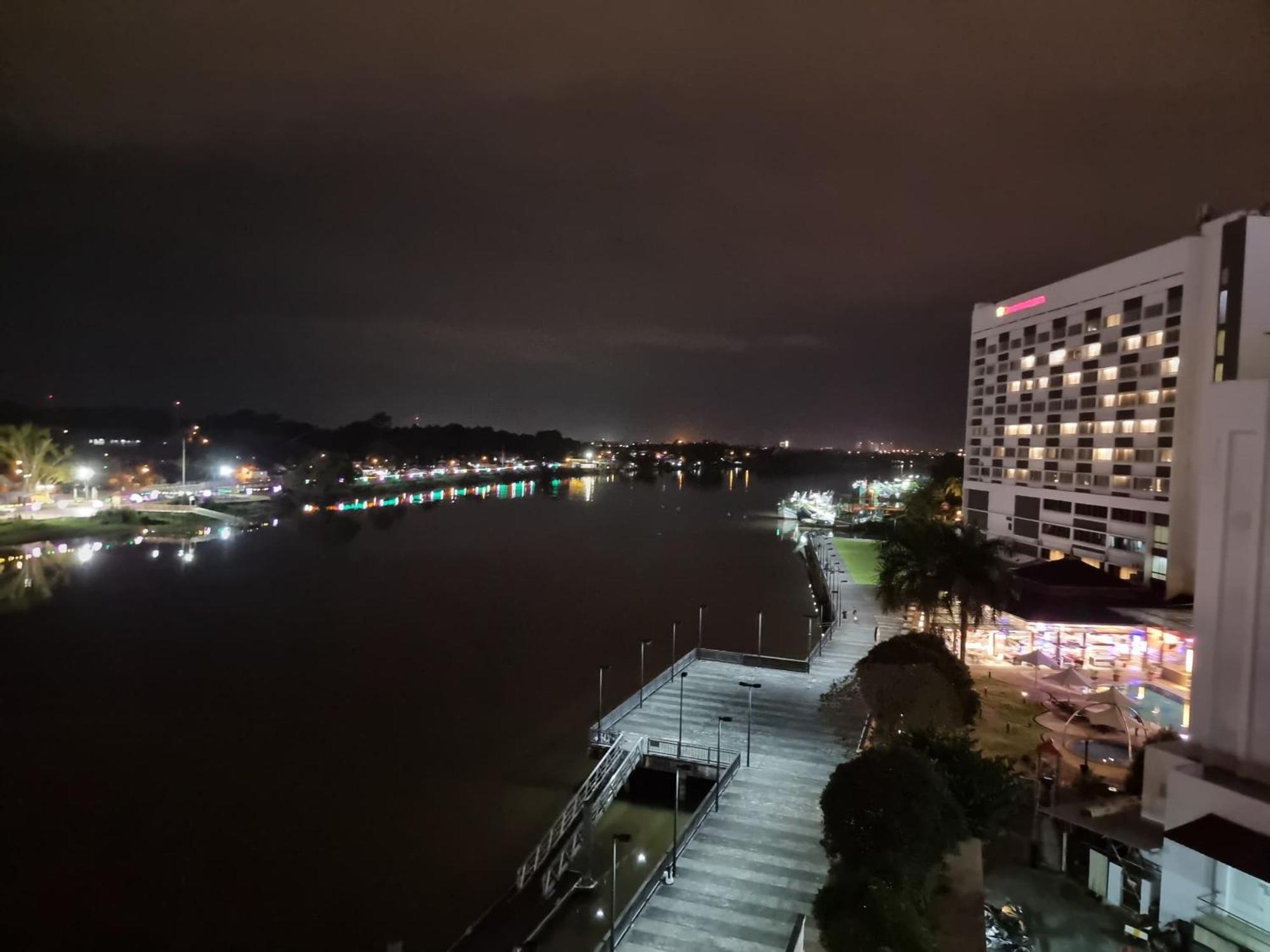 Cozzzy Hut Riverbank Suites Kuching With Spectacular River View Eksteriør billede