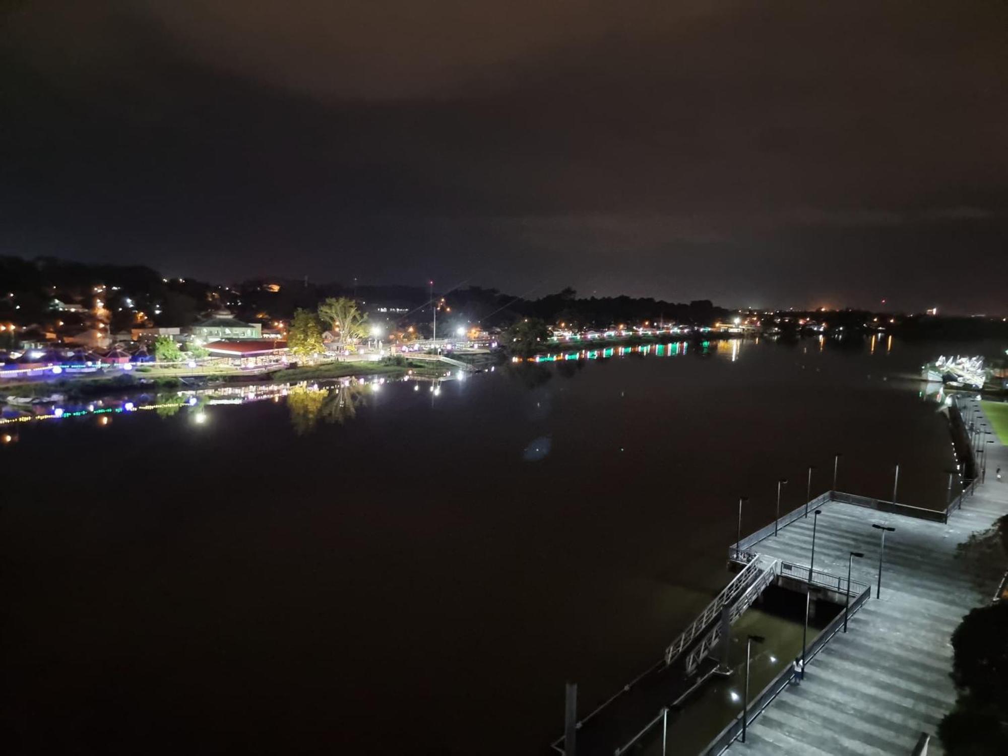 Cozzzy Hut Riverbank Suites Kuching With Spectacular River View Eksteriør billede