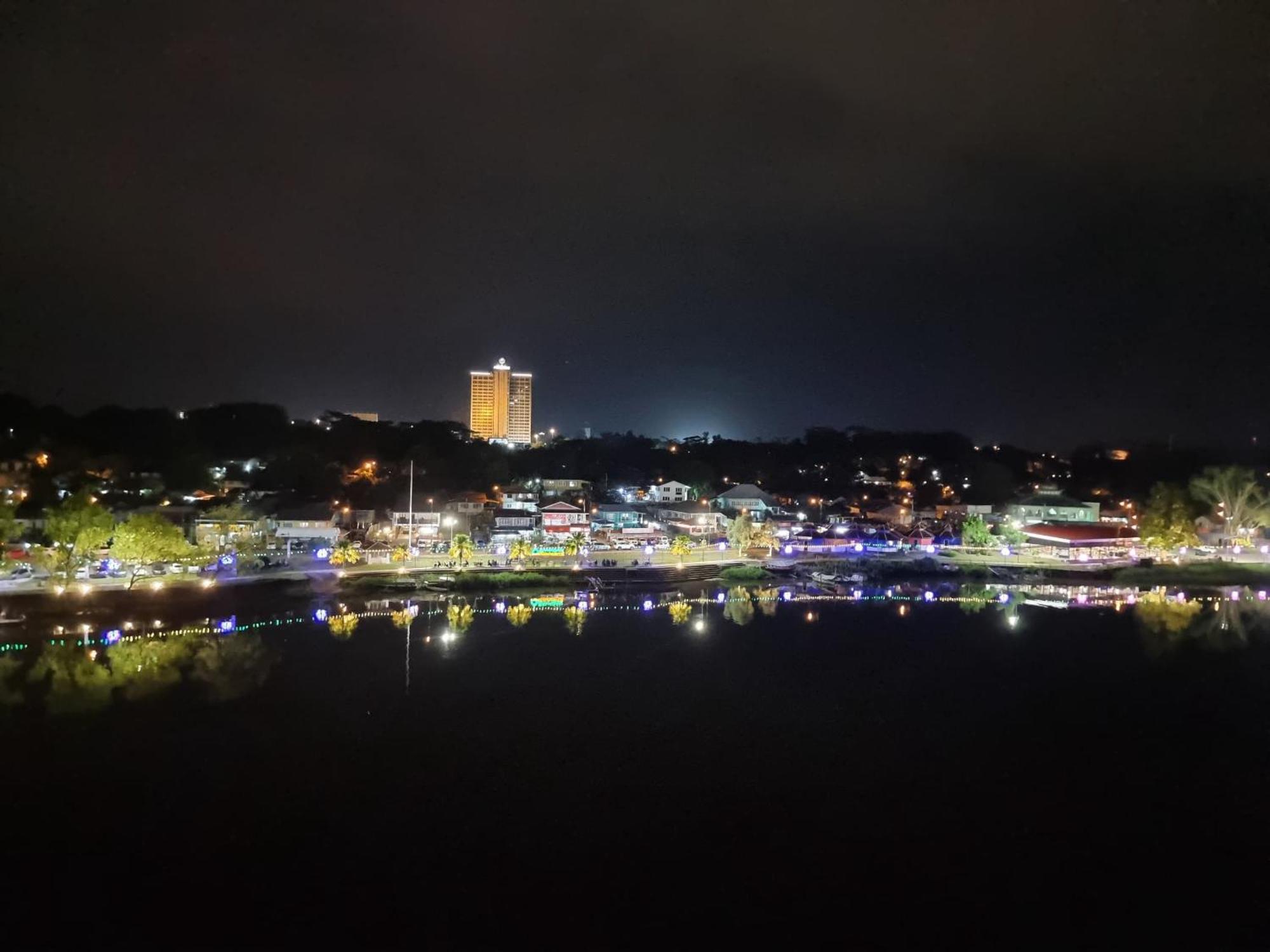 Cozzzy Hut Riverbank Suites Kuching With Spectacular River View Eksteriør billede