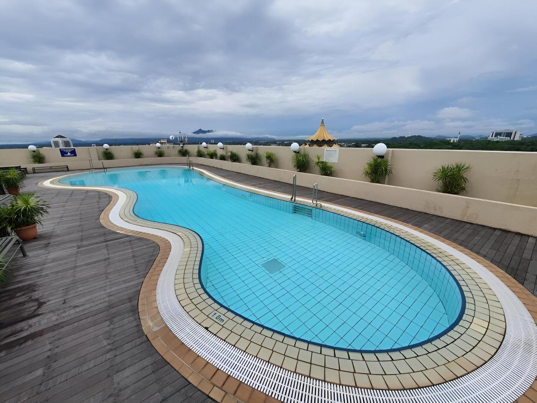 Cozzzy Hut Riverbank Suites Kuching With Spectacular River View Eksteriør billede