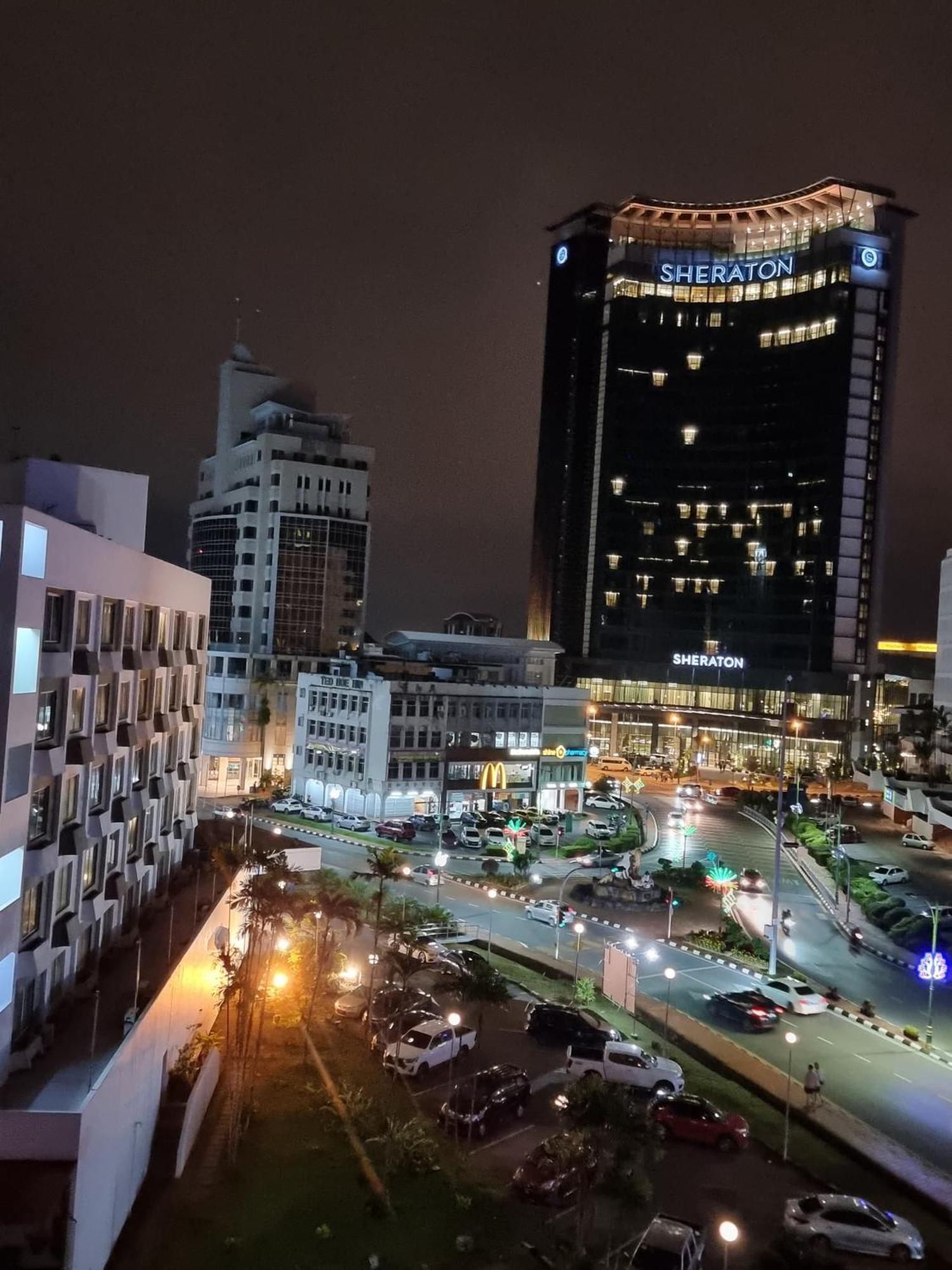 Cozzzy Hut Riverbank Suites Kuching With Spectacular River View Eksteriør billede