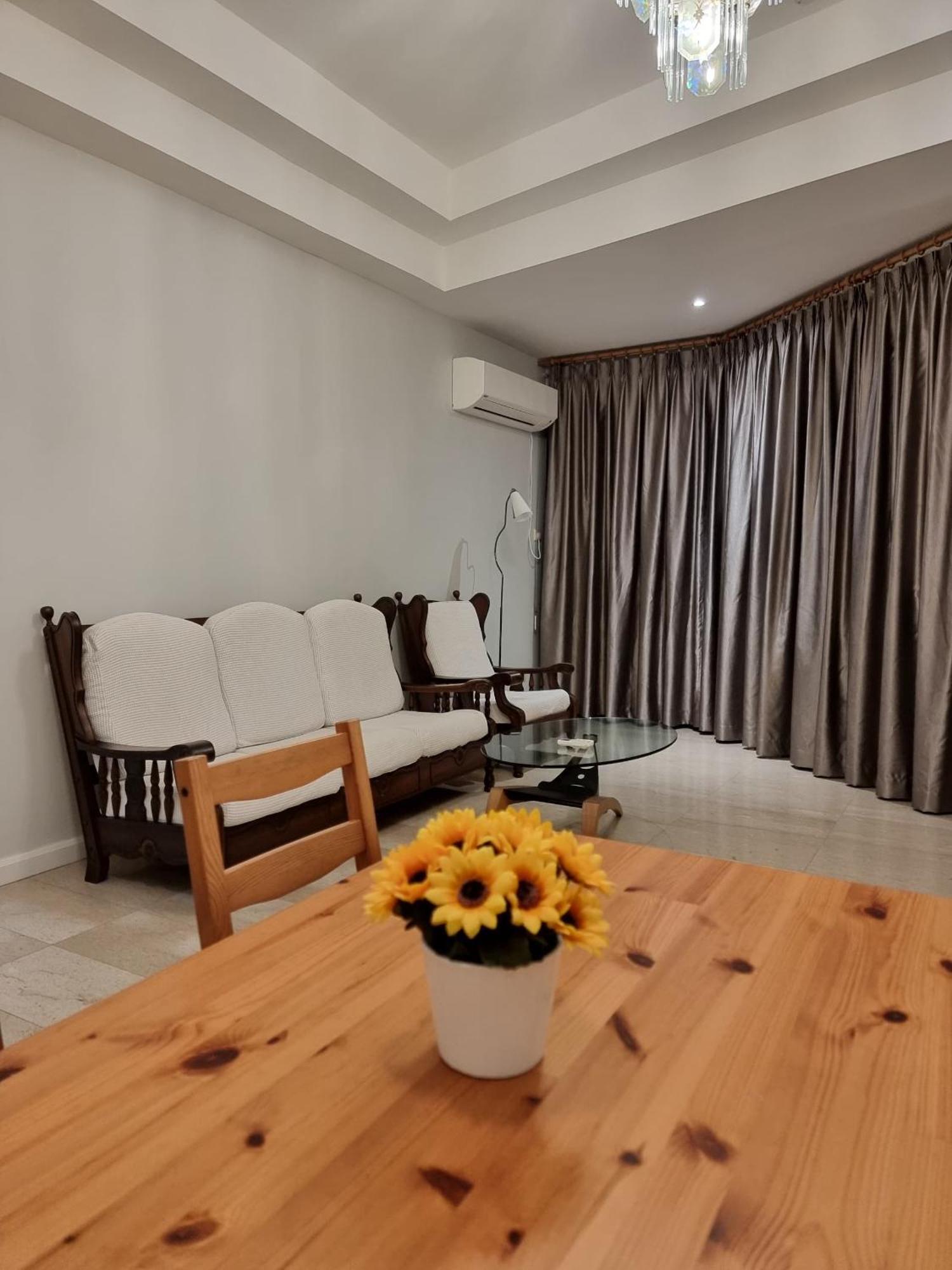 Cozzzy Hut Riverbank Suites Kuching With Spectacular River View Eksteriør billede