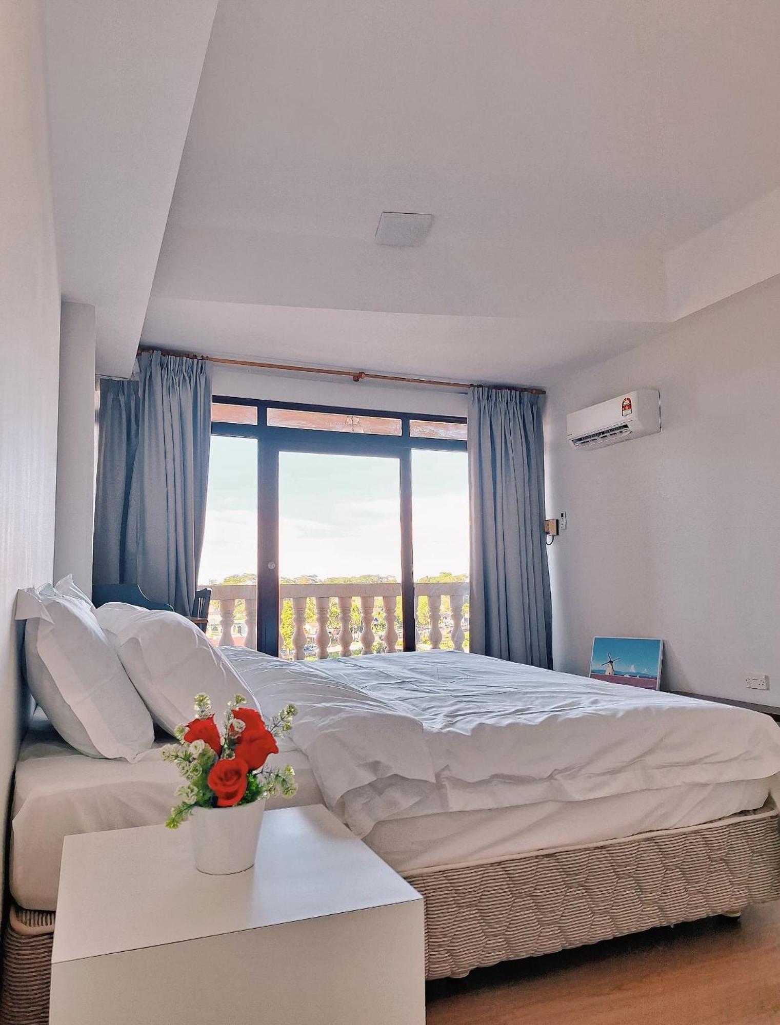 Cozzzy Hut Riverbank Suites Kuching With Spectacular River View Eksteriør billede