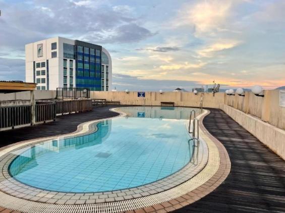 Cozzzy Hut Riverbank Suites Kuching With Spectacular River View Eksteriør billede