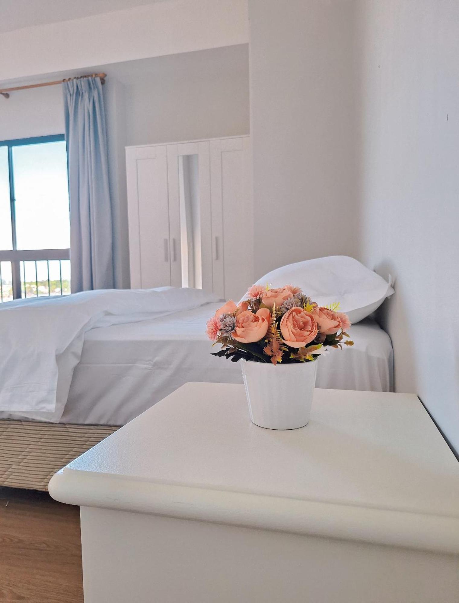 Cozzzy Hut Riverbank Suites Kuching With Spectacular River View Eksteriør billede