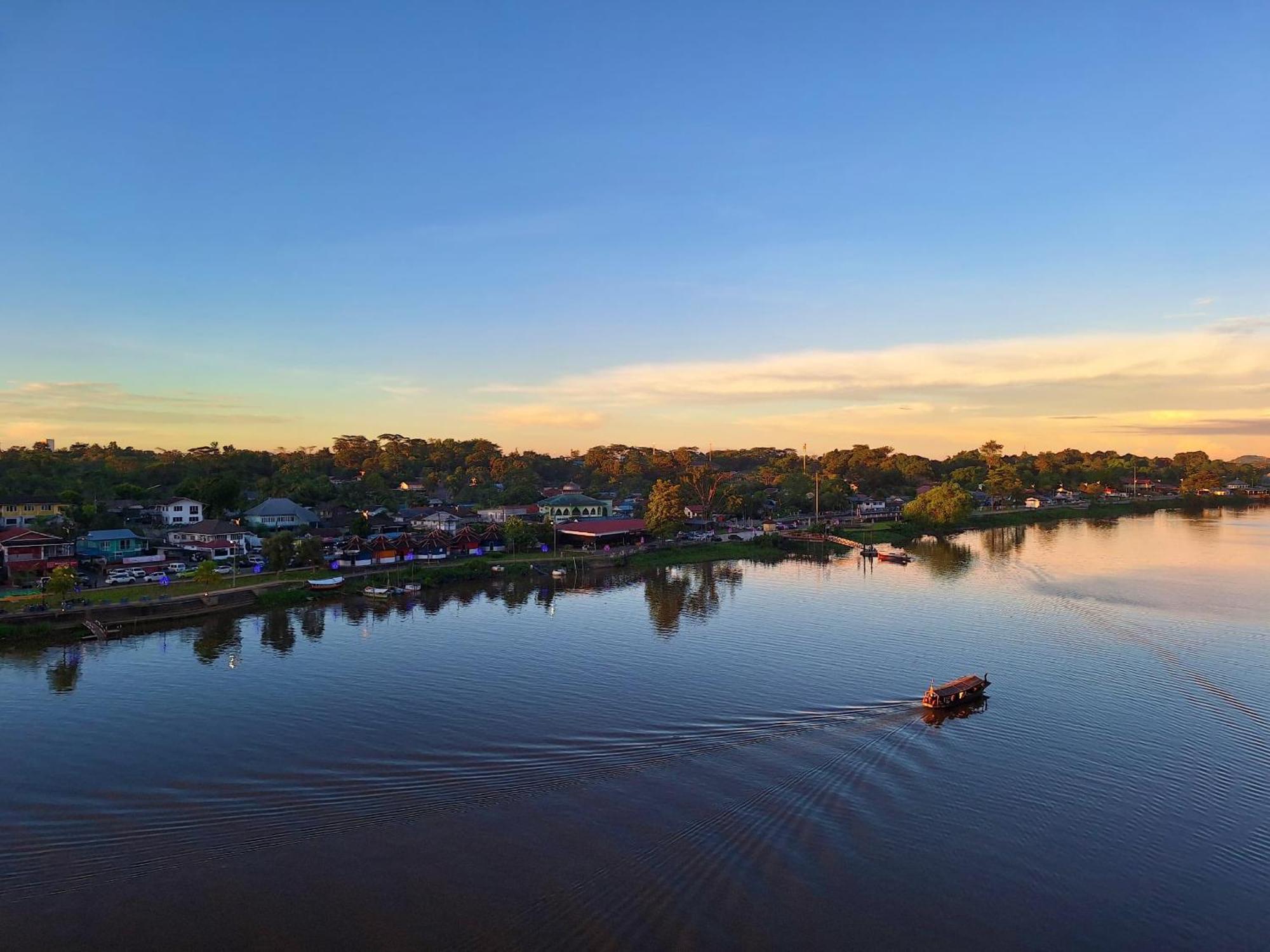 Cozzzy Hut Riverbank Suites Kuching With Spectacular River View Eksteriør billede