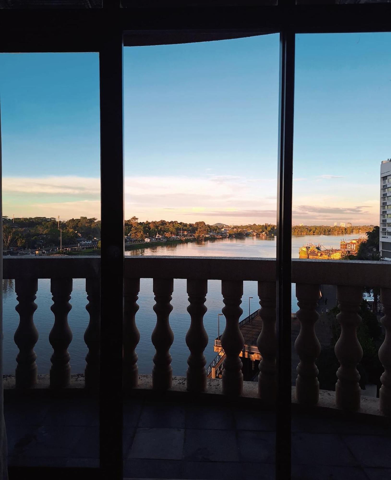 Cozzzy Hut Riverbank Suites Kuching With Spectacular River View Eksteriør billede