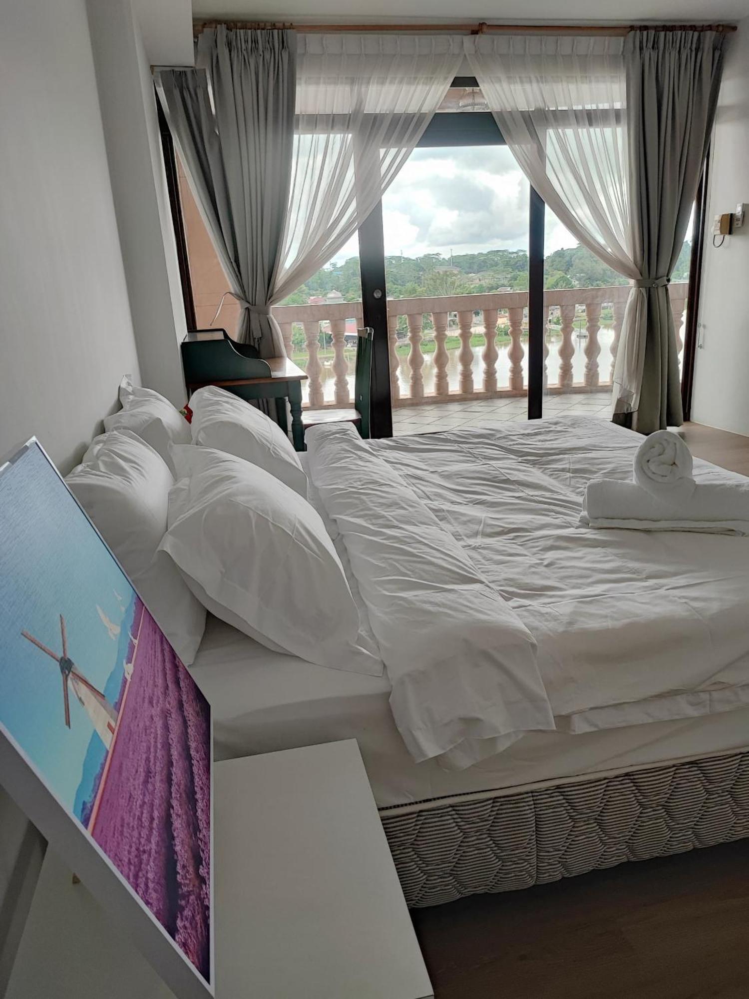 Cozzzy Hut Riverbank Suites Kuching With Spectacular River View Eksteriør billede