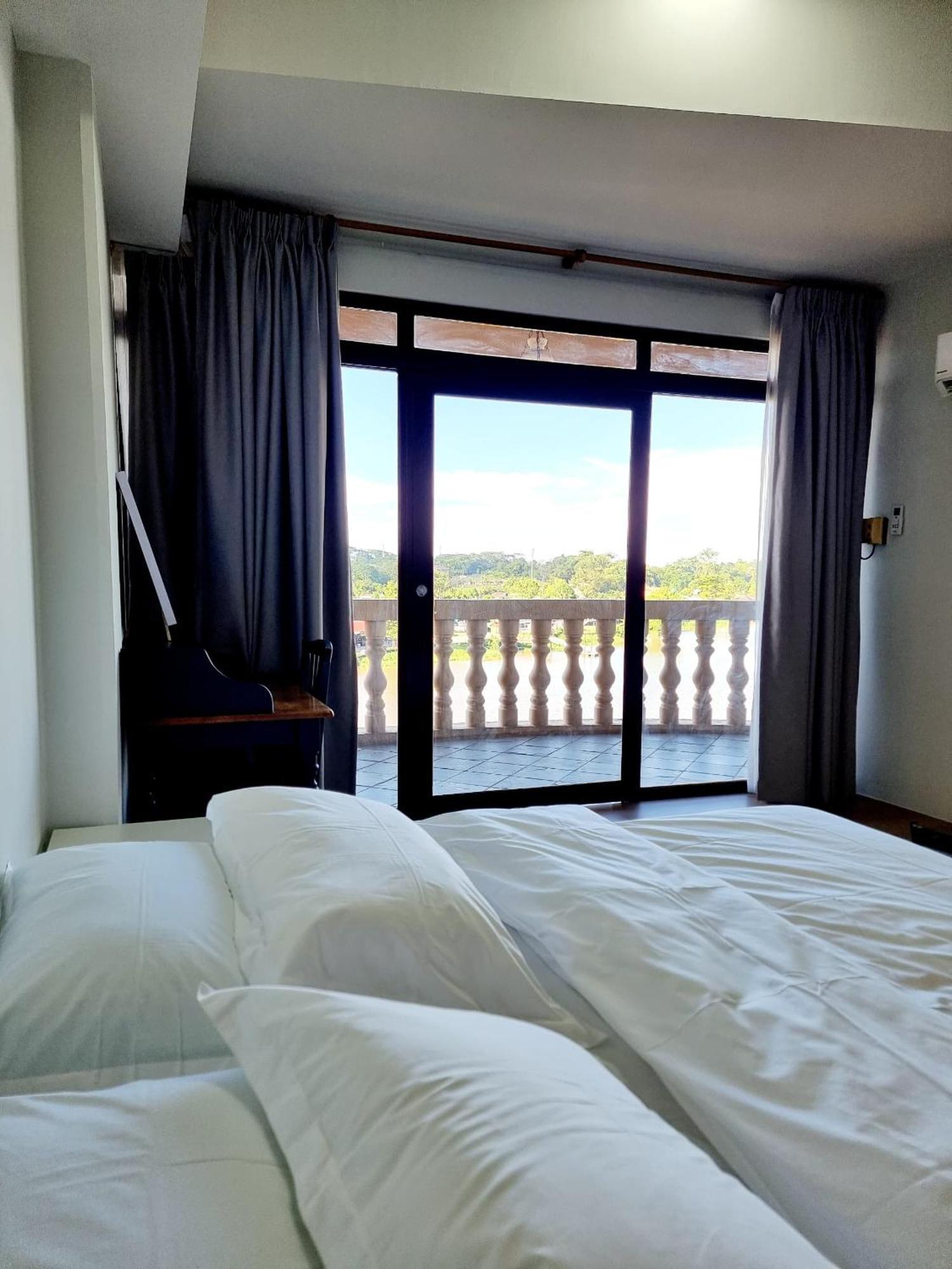 Cozzzy Hut Riverbank Suites Kuching With Spectacular River View Eksteriør billede